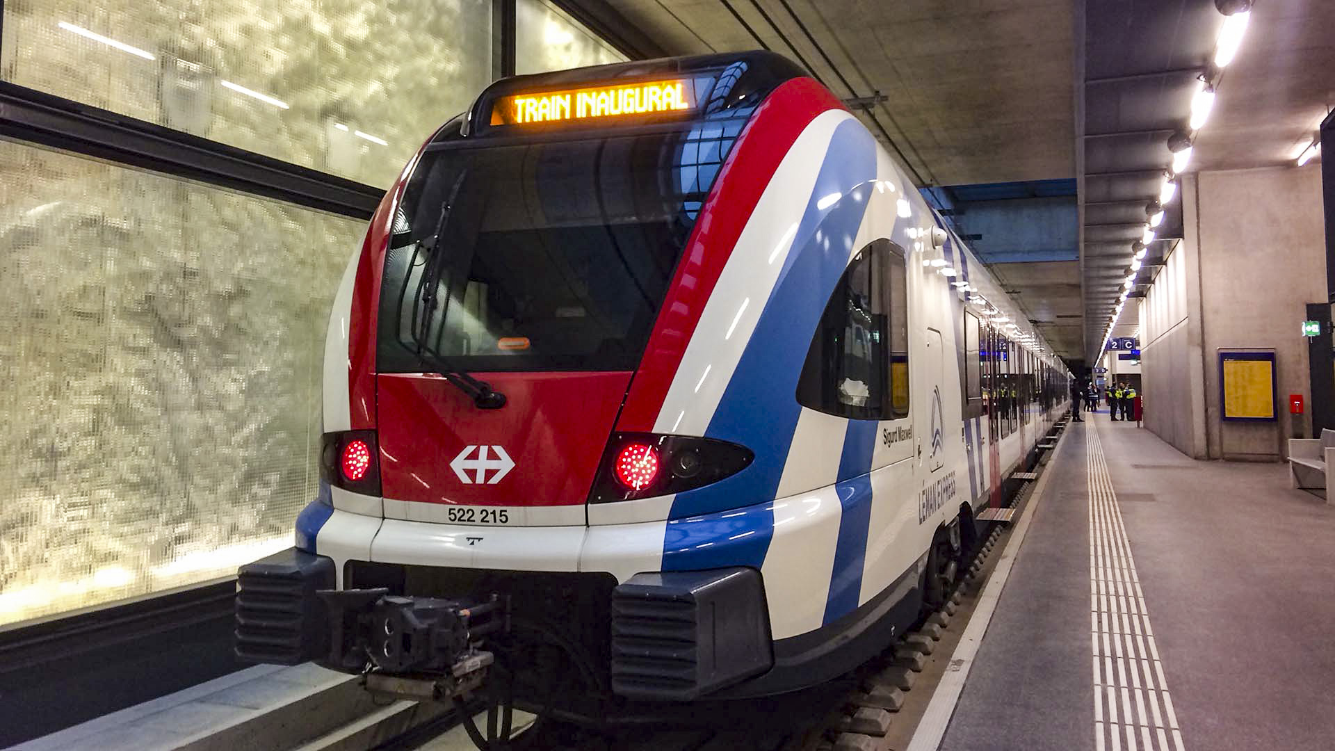 Un treno del Léman Express in una stazione.